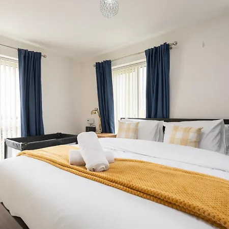 Spacious 4bd 3bt - Etihad - Coop - Pool Table - Free Parking Semesterbostad