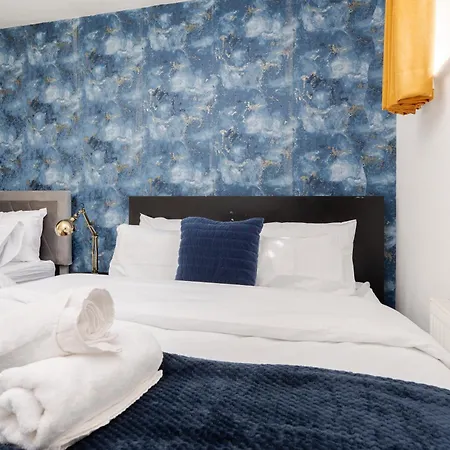 Spacious 4bd 3bt - Etihad - Coop - Pool Table - Free Parking Holiday home Manchester