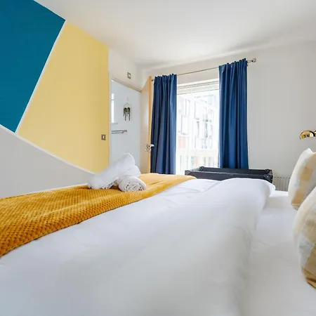 Semesterbostad Spacious 4bd 3bt - Etihad - Coop - Pool Table - Free Parking *