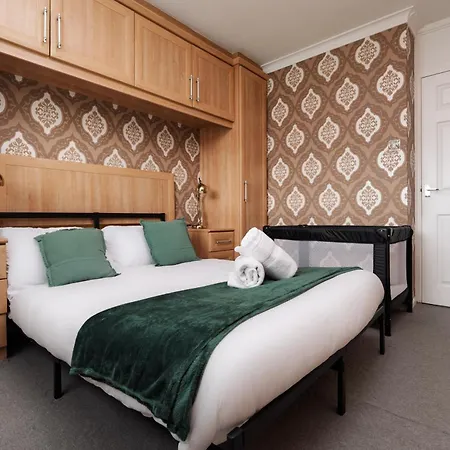 Boutique 3bd Opposite Etihad & Coop - Free Parking - Pool Table Vakantiehuis Manchester