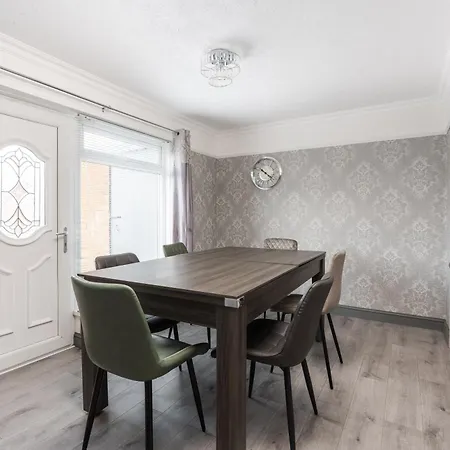 Vakantiehuis Boutique 3bd Opposite Etihad & Coop - Free Parking - Pool Table *