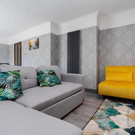 Дом отдыха Boutique 3bd Opposite Etihad & Coop - Free Parking - Pool Table *