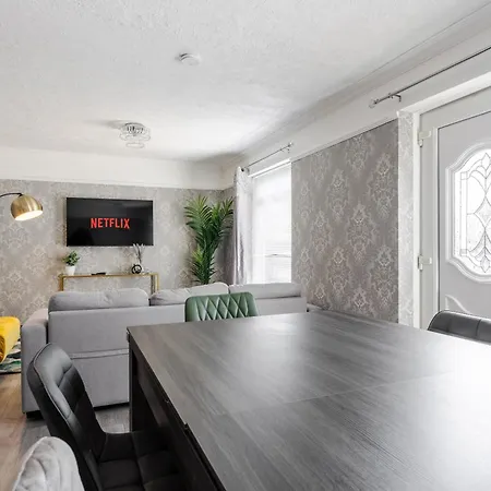 Vakantiehuis Boutique 3bd Opposite Etihad & Coop - Free Parking - Pool Table