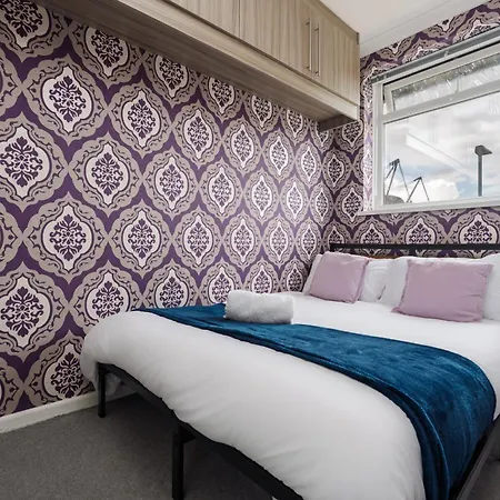 Boutique 3bd Opposite Etihad & Coop - Free Parking - Pool Table Vakantiehuis Manchester