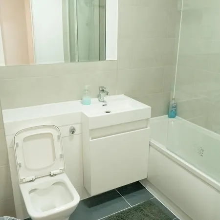 Апартаменты Comfortable Spacious 2 Bed Flat With Parking Манчестер