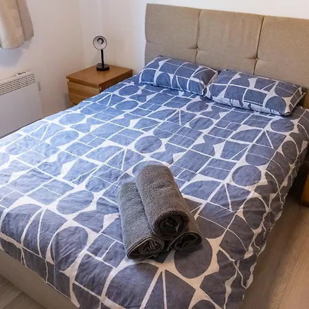 Daire Comfortable Spacious 3 Bed, 2 Bedroom - Secure Parking - Close To Centre And Old Trafford