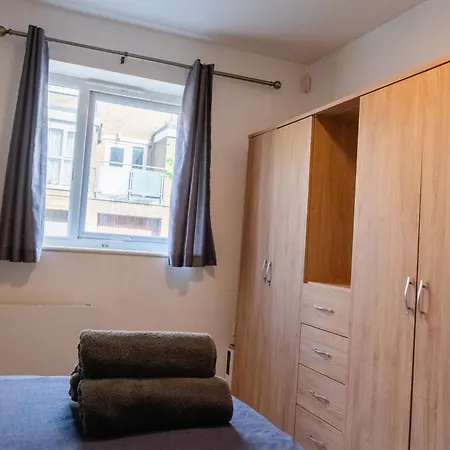 Comfortable Spacious 2 Bed Flat With Parking Манчестер