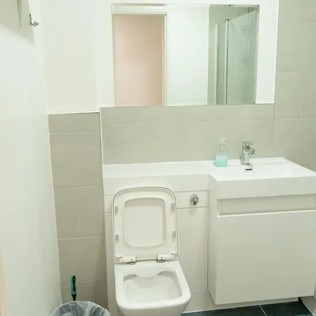 Apartamento Comfortable Spacious 3 Bed, 2 Bedroom - Secure Parking - Close To Centre And Old Trafford *