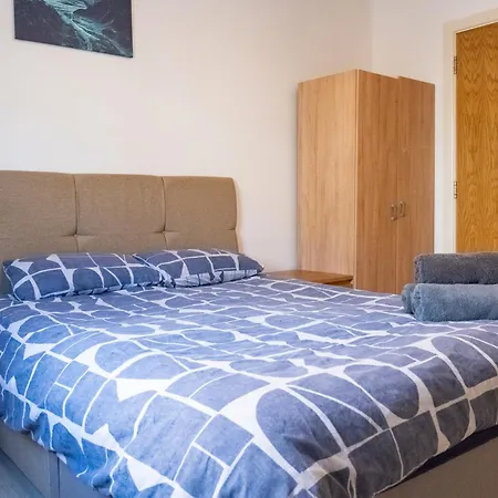 Comfortable Spacious 3 Bed, 2 Bedroom - Secure Parking - Close To Centre And Old Trafford Daire Manchester