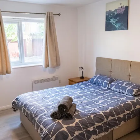 Comfortable Spacious 2 Bed Flat With Parking Апартаменты