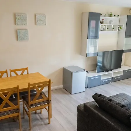 Comfortable Spacious 2 Bed Flat With Parking Apartmán