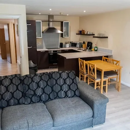 Apartamento Comfortable Spacious 3 Bed, 2 Bedroom - Secure Parking - Close To Centre And Old Trafford