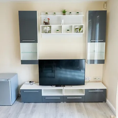 Comfortable Spacious 2 Bed Flat With Parking