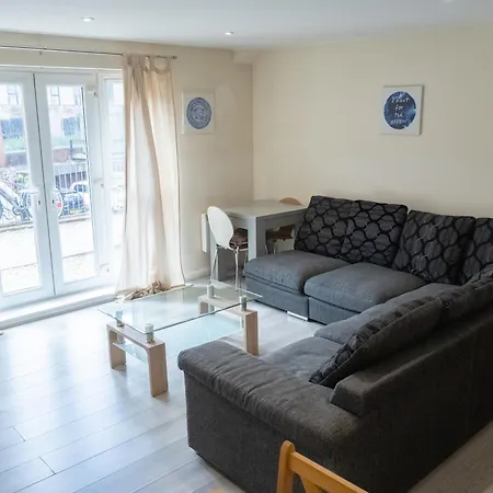 Comfortable Spacious 2 Bed Flat With Parking Apartmán *