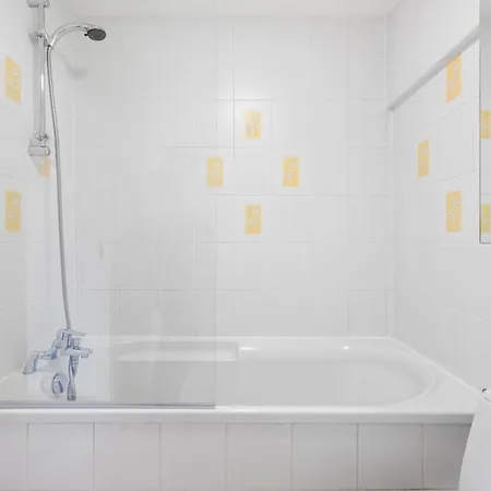 2 Bed Centre Flat Sleeps 6 Free Parking *