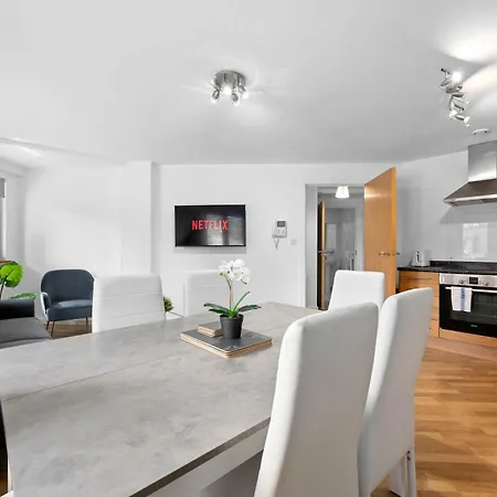 2 Bed Centre Flat Sleeps 6 Free Parking *