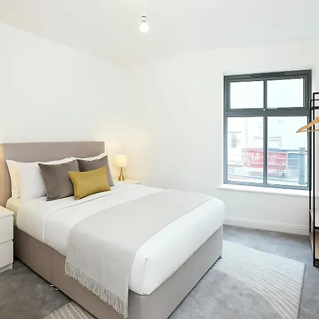 Stylish Stay! Parking Outside, Walk To Everything! Apartment
