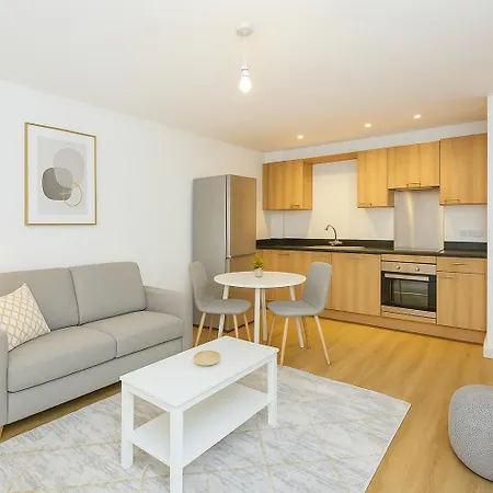 Stylish Stay! Parking Outside, Walk To Everything! *