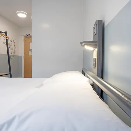 Yha Hostel *