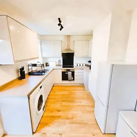 3br House-apartment-free Parking-manchester Airport