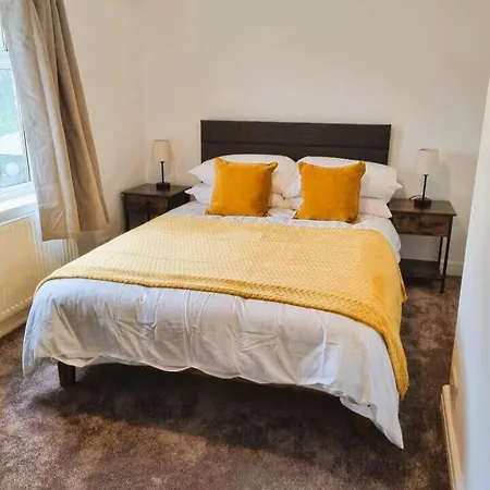 House With 3 Bedroom And 2 Parking Bays - Airport 6 Min Walk Holiday home *