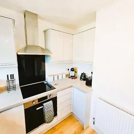 House With 3 Bedroom And 2 Parking Bays - Airport 6 Min Walk Manchester