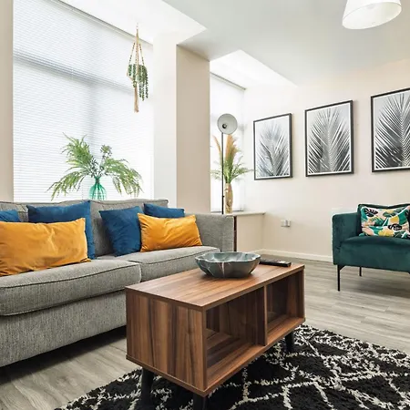 With 2 Parking Spaces! * マンチェスター