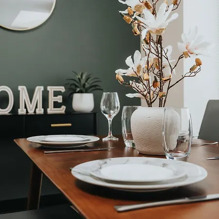 With 2 Parking Spaces! Apartment *