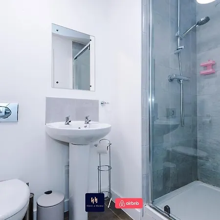 Salford With Free Wifi, Parking & Ideal For Contractors Apartment *