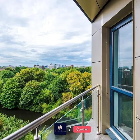 Salford With Free Wifi, Parking & Ideal For Contractors Apartment