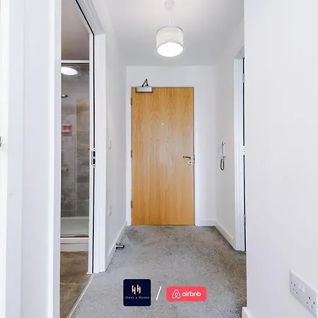 Salford With Free Wifi, Parking & Ideal For Contractors *