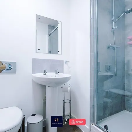 Salford With Free Wifi, Parking & Ideal For Contractors Apartment