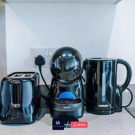 Salford With Free Wifi, Parking & Ideal For Contractors Appartamento