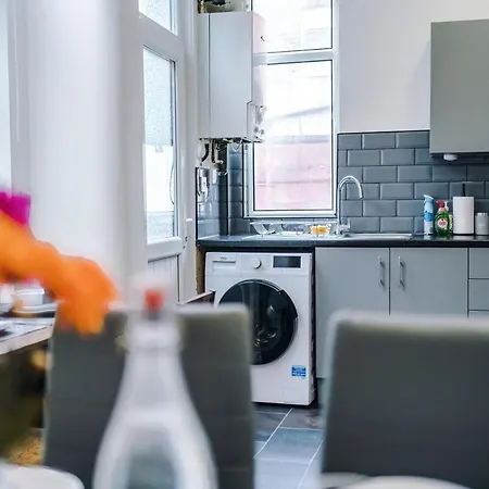 Discounted Month Contractor Parking Wi-fi Sleeps 8 Lägenhet