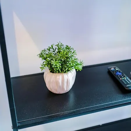 Apartment Discounted Month Contractor Parking Wi-fi Sleeps 6 Manchester