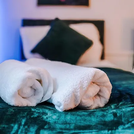 Apartment Discounted Month Contractor Parking Wi-fi Sleeps 6 Manchester