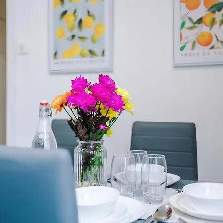 Apartment Discounted Month Contractor Parking Wi-fi Sleeps 6 Manchester