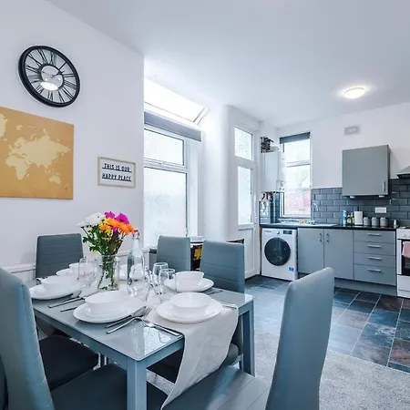 Apartment Discounted Month Contractor Parking Wi-fi Sleeps 6 Manchester
