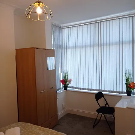 Double-bedroom In The Heart Of Salford Perfect For Short Lt2 Гостевой дом