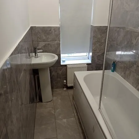 Гостевой дом Double-bedroom In The Heart Of Salford Perfect For Short Lt1 *