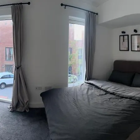 Homestay Cosy Salford, - 90secs To Bus Stop & Convenience Store *