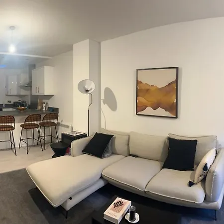 Cosy Salford, - 90secs To Bus Stop & Convenience Store Homestay *
