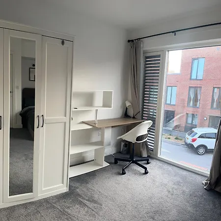 Cosy Salford, - 90secs To Bus Stop & Convenience Store Homestay *