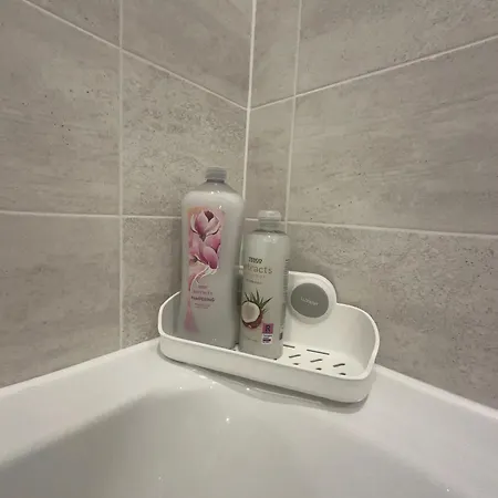 Cosy Salford, - 90secs To Bus Stop & Convenience Store Homestay