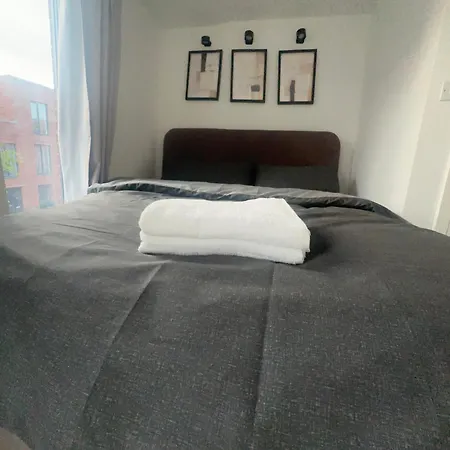 Cosy Salford, - 90secs To Bus Stop & Convenience Store Manchester