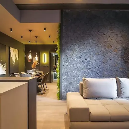 Midnight At The Heim Residences شقة