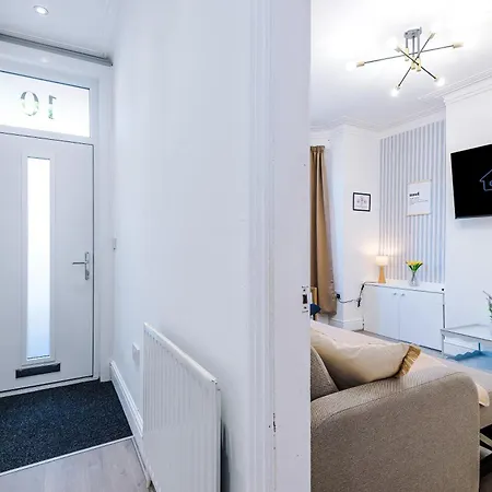 Stunning In Salford With Free Parking, Office, Pool & Ping Pong Table * Manchester