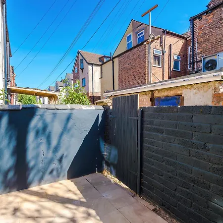 Stunning In Salford With Free Parking, Office, Pool & Ping Pong Table