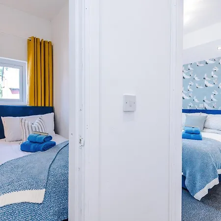 Stunning In Salford With Free Parking, Office, Pool & Ping Pong Table Holiday home *
