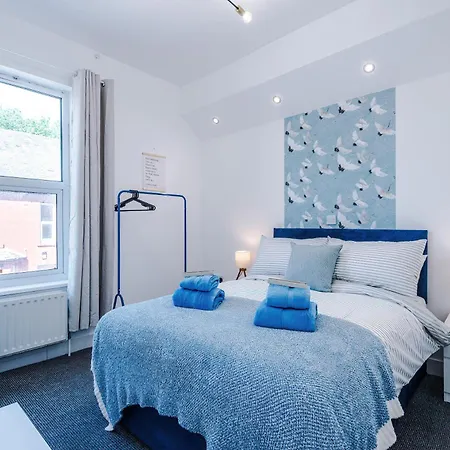 Stunning In Salford With Free Parking, Office, Pool & Ping Pong Table Holiday home Manchester